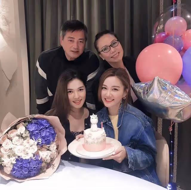 香港知名星二代曬豐滿好身材!兼職做網紅人氣高,一家都是高顏值