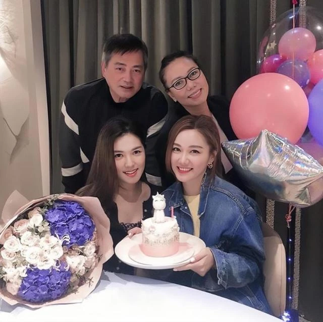香港知名星二代曬豐滿好身材!兼職做網紅人氣高,一家都是高顏值