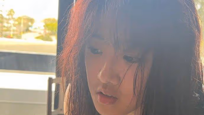賈靜雯17歲女兒曬近照，梧桐妹穿背心俯身秀事業線，風格愈發成熟