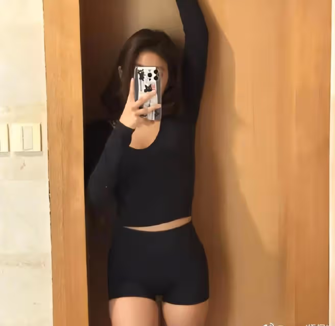 賈靜雯17歲女兒曬近照,梧桐妹穿背心俯身秀事業線,風格愈發成熟