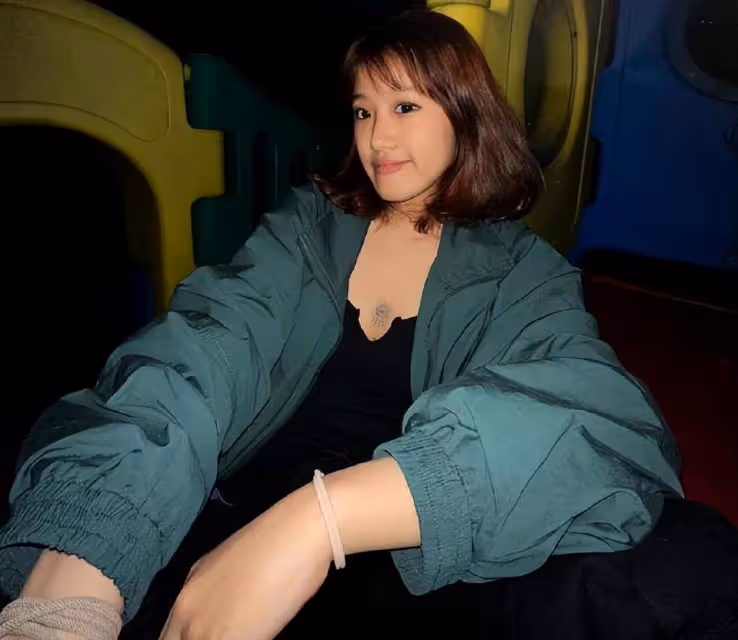 賈靜雯17歲女兒曬近照,梧桐妹穿背心俯身秀事業線,風格愈發成熟