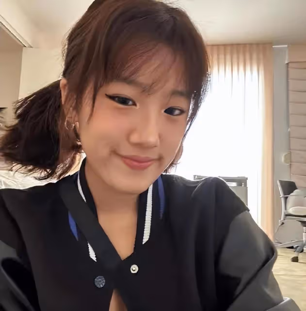 賈靜雯17歲女兒曬近照,梧桐妹穿背心俯身秀事業線,風格愈發成熟