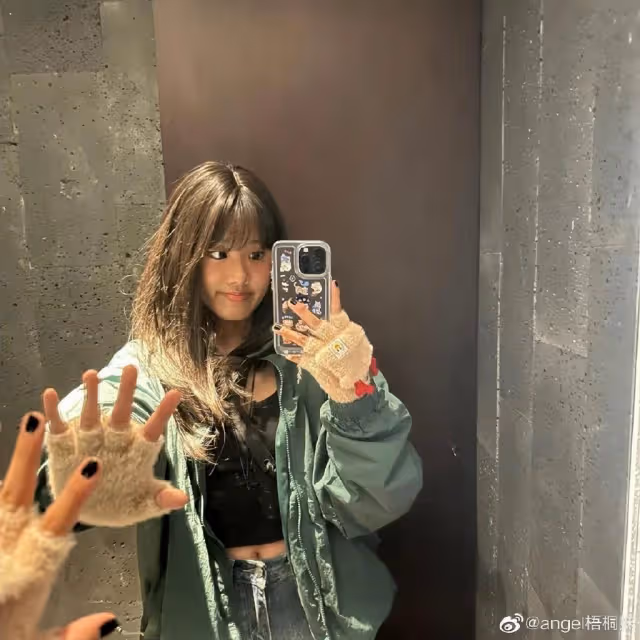 賈靜雯17歲女兒曬近照,梧桐妹穿背心俯身秀事業線,風格愈發成熟