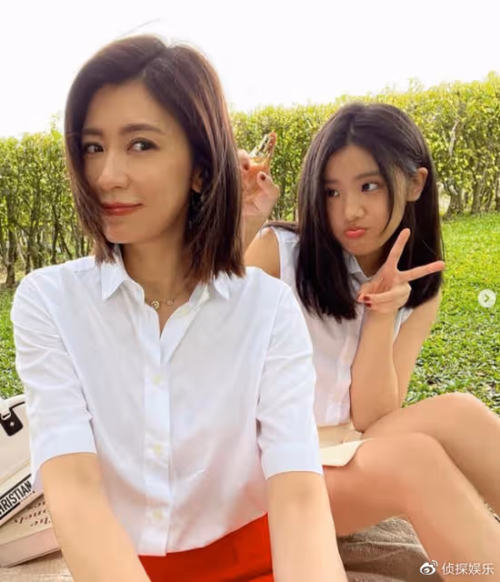 賈靜雯17歲女兒曬近照,梧桐妹穿背心俯身秀事業線,風格愈發成熟