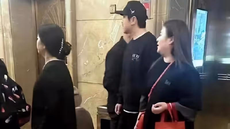 沈騰帶著老婆參加婚禮，之前被曝一起聚餐，粉碎婚變傳聞