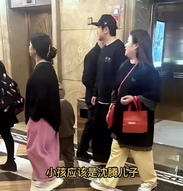 沈騰帶著老婆參加婚禮,之前被曝一起聚餐,粉碎婚變傳聞