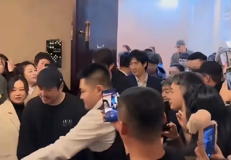 沈騰帶著老婆參加婚禮,之前被曝一起聚餐,粉碎婚變傳聞