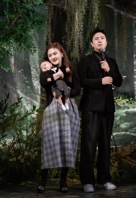 沈騰帶著老婆參加婚禮,之前被曝一起聚餐,粉碎婚變傳聞