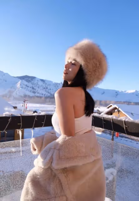 奧運冠軍何姿零下29度秀身材,雪地里露馬甲線,小蠻腰翹臀太搶鏡