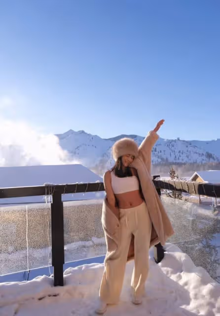 奧運冠軍何姿零下29度秀身材,雪地里露馬甲線,小蠻腰翹臀太搶鏡