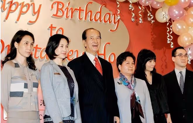 藍瓊纓墓地新動態:使用昂貴青崗石打造,與何鴻燊墓位保持距離