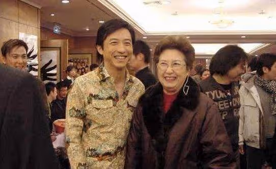 相戀22年，疑「被不忠誠」的庾澄慶，如今竟公開支持前妻伊能靜