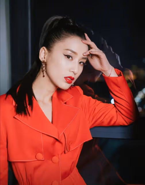 郭晶晶與三胎女兒對視眼神深情，帽子破舊露出白邊勤儉持家