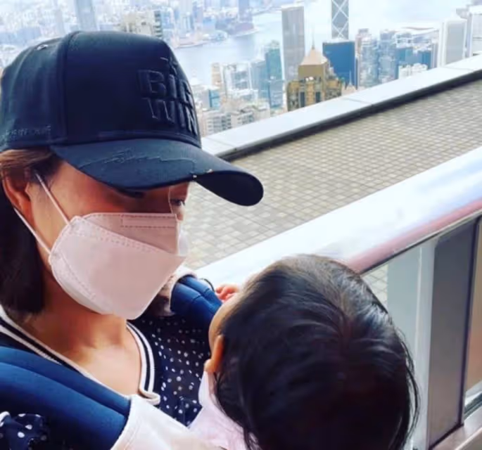 郭晶晶與三胎女兒對視眼神深情，帽子破舊露出白邊勤儉持家