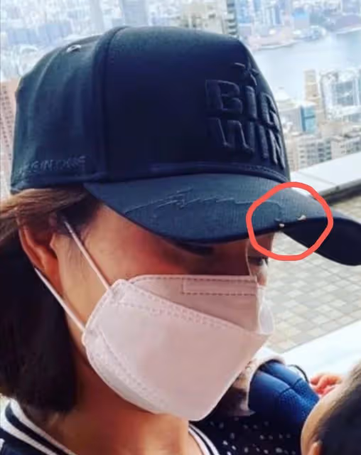 郭晶晶與三胎女兒對視眼神深情，帽子破舊露出白邊勤儉持家