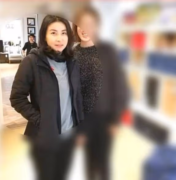 郭晶晶與三胎女兒對視眼神深情，帽子破舊露出白邊勤儉持家