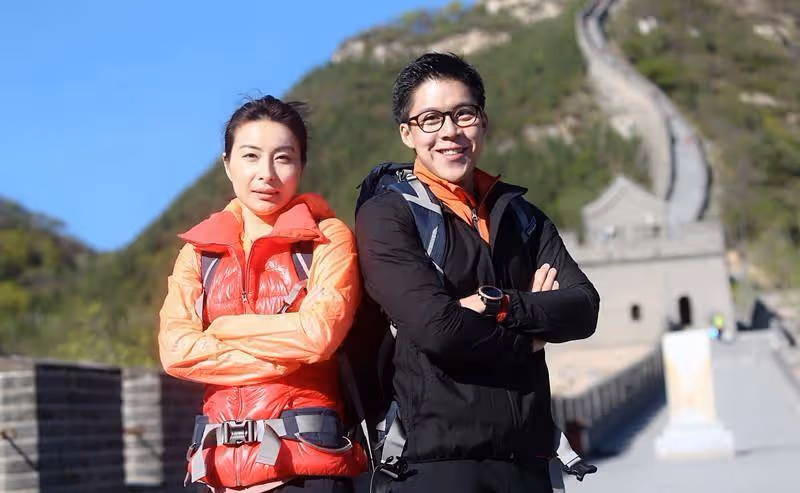 郭晶晶與三胎女兒對視眼神深情，帽子破舊露出白邊勤儉持家