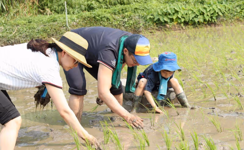 郭晶晶與三胎女兒對視眼神深情，帽子破舊露出白邊勤儉持家