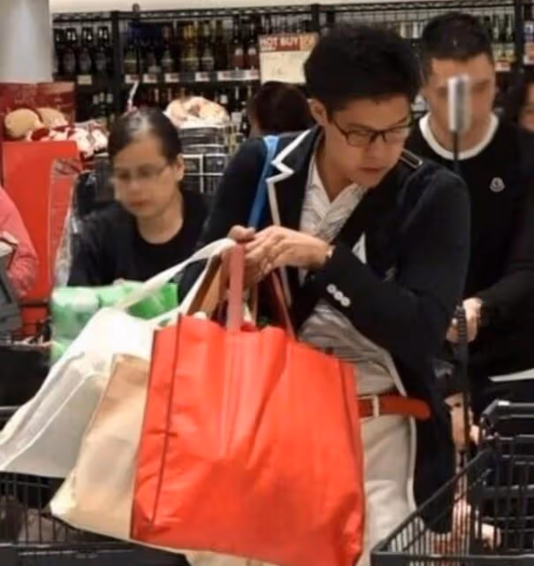 郭晶晶與三胎女兒對視眼神深情，帽子破舊露出白邊勤儉持家