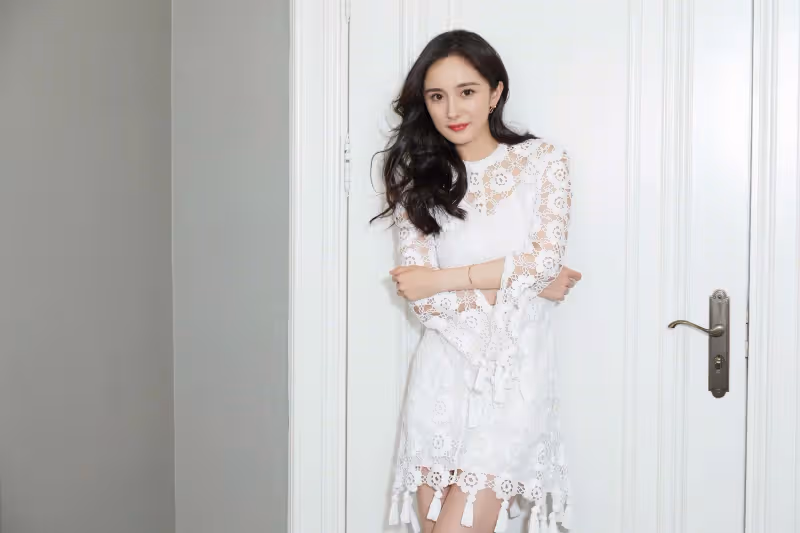 楊冪越來越有女人味了,白色裙優雅又撩人,網友:能換個髮型嗎