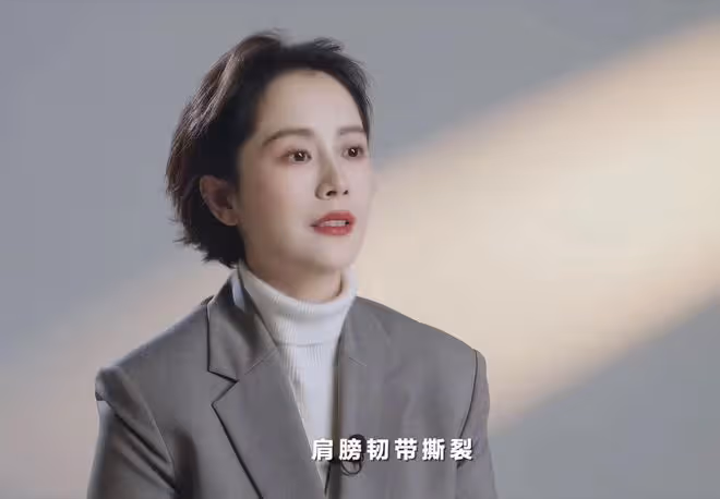 海清自曝韌帶撕裂長囊腫!曾痛到徹夜難眠,兒子抱她休息貼心照顧