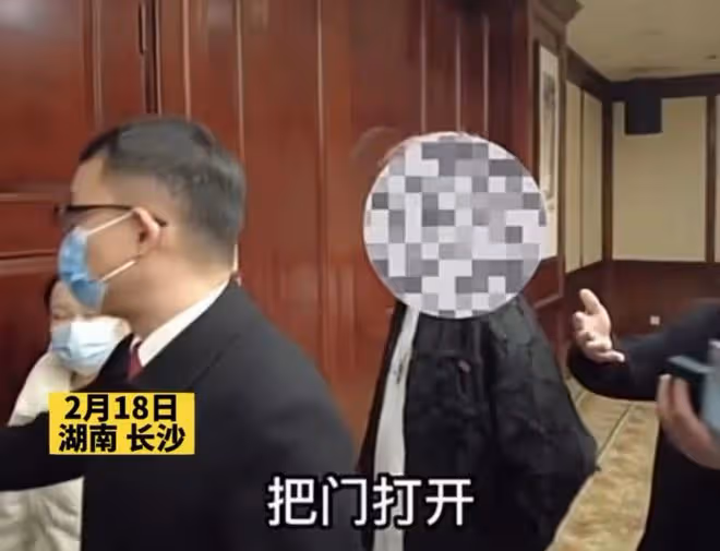 男星欠76萬成老賴!參加活動被抓畫面曝光,慌稱給我1分鐘湊20萬