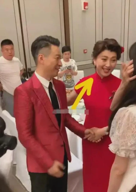 閆學晶:200萬給兒子辦婚禮,普通朋友坐3500那桌,明星坐5萬那桌