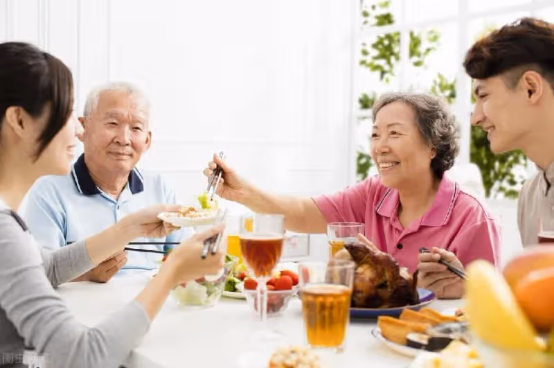 兒媳給14口人做飯!小姑卻不讓上桌:「賺錢少不配」 婆婆「不再包容」與小姑攤牌:結局超解氣