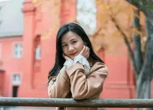 35歲大齡剩女月入兩萬,母親催她嫁人,父親:不嫁好把錢留給你弟