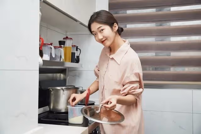 春節去未來婆婆家，她以試我廚藝為名讓我燒菜做飯，男友:我來做