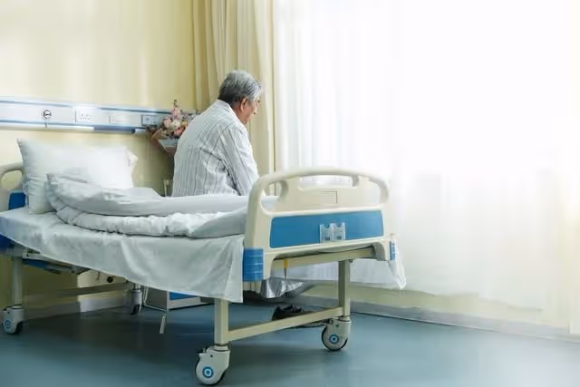 我退休工資5200元,拆遷款85萬,一場大病後發現:女婿比兒子靠譜