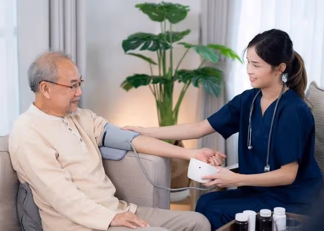 我退休工資5200元,拆遷款85萬,一場大病後發現:女婿比兒子靠譜