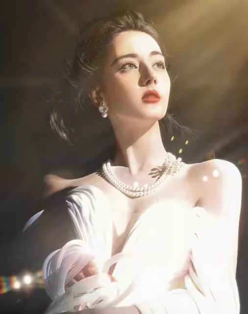 迪麗熱巴太厲害了,被評為2023全球最美女演員,引爆全球娛樂頭條