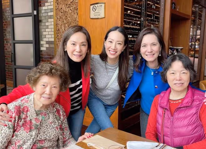 甄子丹一家到澳門旅遊,受何超瓊接待面子大,大6歲岳母保養得宜