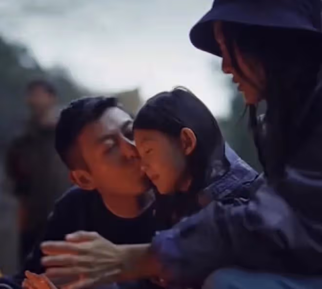 陳冠希攜妻女拍宣傳片,吻女兒臉頰父愛滿滿,秦舒培顏值越來越高