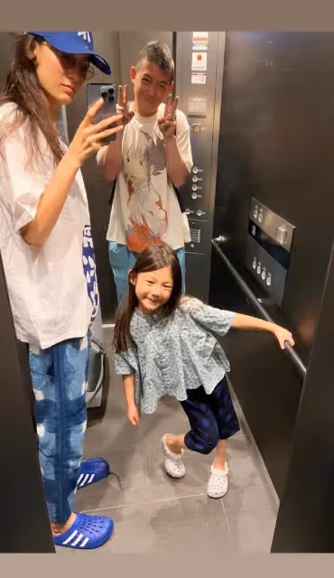 陳冠希攜妻女拍宣傳片,吻女兒臉頰父愛滿滿,秦舒培顏值越來越高
