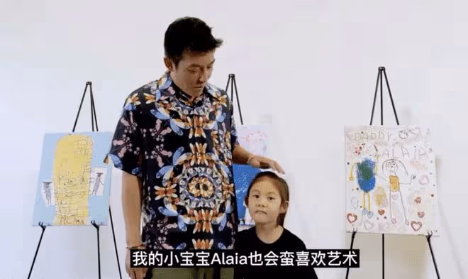 陳冠希攜妻女拍宣傳片,吻女兒臉頰父愛滿滿,秦舒培顏值越來越高