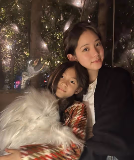 陳冠希攜妻女拍宣傳片,吻女兒臉頰父愛滿滿,秦舒培顏值越來越高