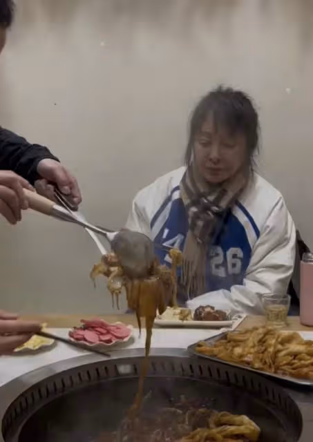 59歲李勤勤與型男聚餐，戴千元奢牌圍巾吃鐵鍋燉，模樣憔悴嘴烏青