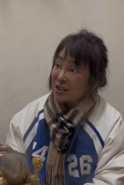 59歲李勤勤與型男聚餐，戴千元奢牌圍巾吃鐵鍋燉，模樣憔悴嘴烏青