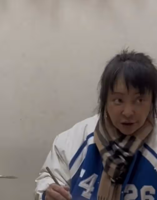 59歲李勤勤與型男聚餐，戴千元奢牌圍巾吃鐵鍋燉，模樣憔悴嘴烏青