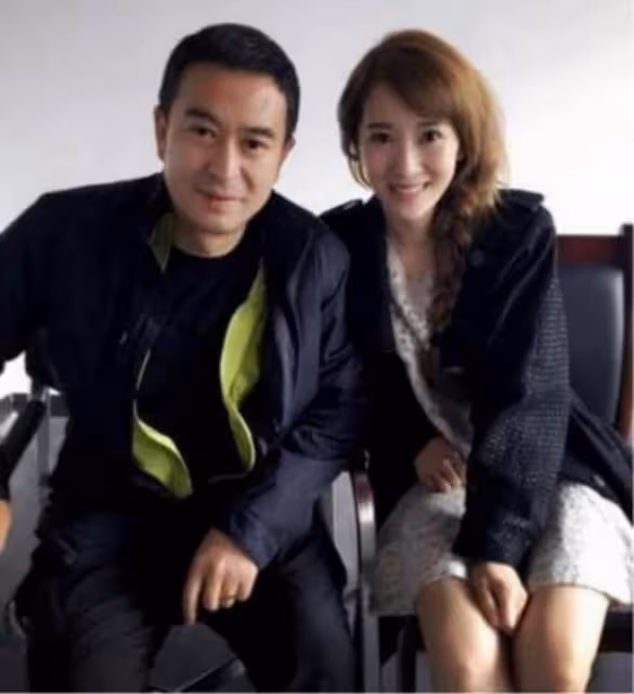 37歲「海藻」官宣懷三胎,手撫孕肚嘟嘴賣萌,與富商丈夫屢傳婚變