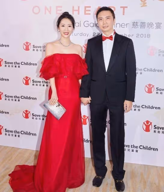 37歲「海藻」官宣懷三胎,手撫孕肚嘟嘴賣萌,與富商丈夫屢傳婚變
