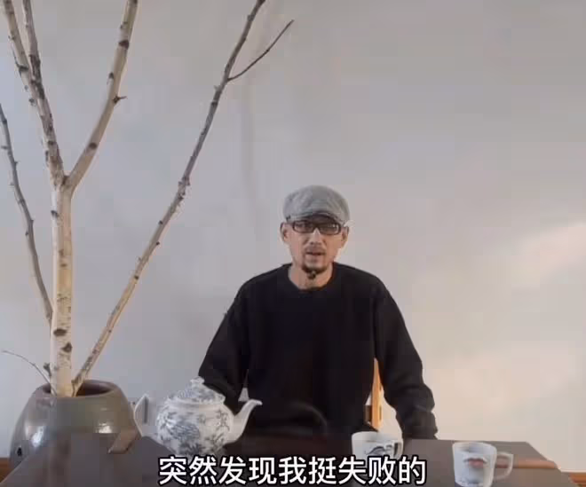 星光大道阿寶近況顯心酸,家中簡陋紙箱裝滿饃餅,光腳吃飯太簡樸