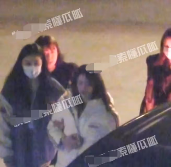 曝宋威龍與楊穎深夜KTV聚會,副駕載有兩美女,違規超載引熱議