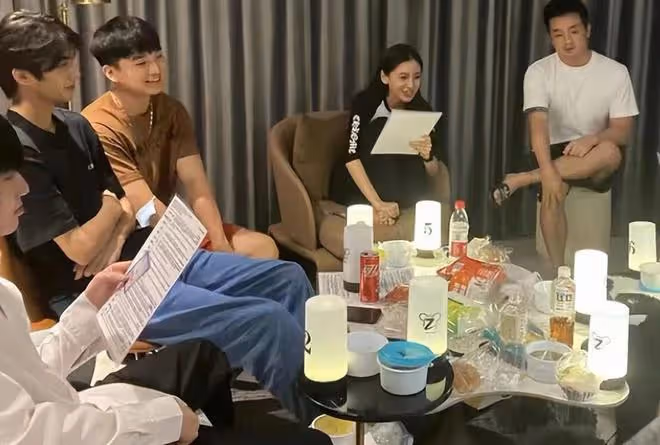 曝宋威龍與楊穎深夜KTV聚會,副駕載有兩美女,違規超載引熱議