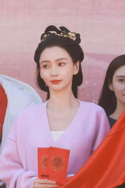 曝宋威龍與楊穎深夜KTV聚會,副駕載有兩美女,違規超載引熱議
