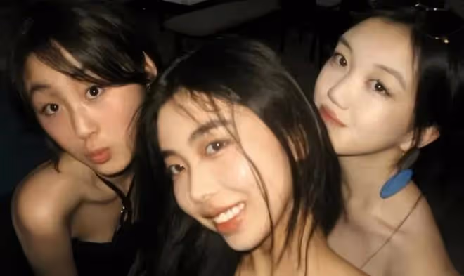 王菲大女兒露面，臉上竟然有紋身，髮際線太高！