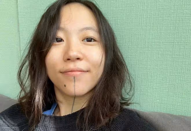 王菲大女兒露面，臉上竟然有紋身，髮際線太高！