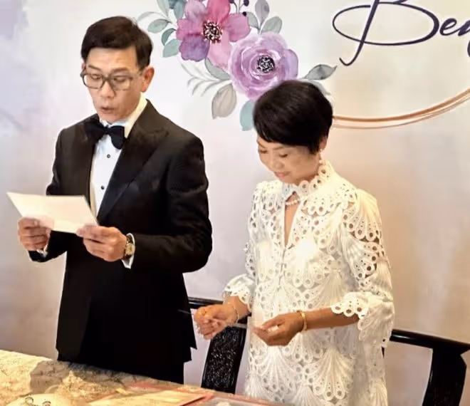 恭喜!香港知名男星迎娶66歲圈外女友,兩人交往30年一直未同居